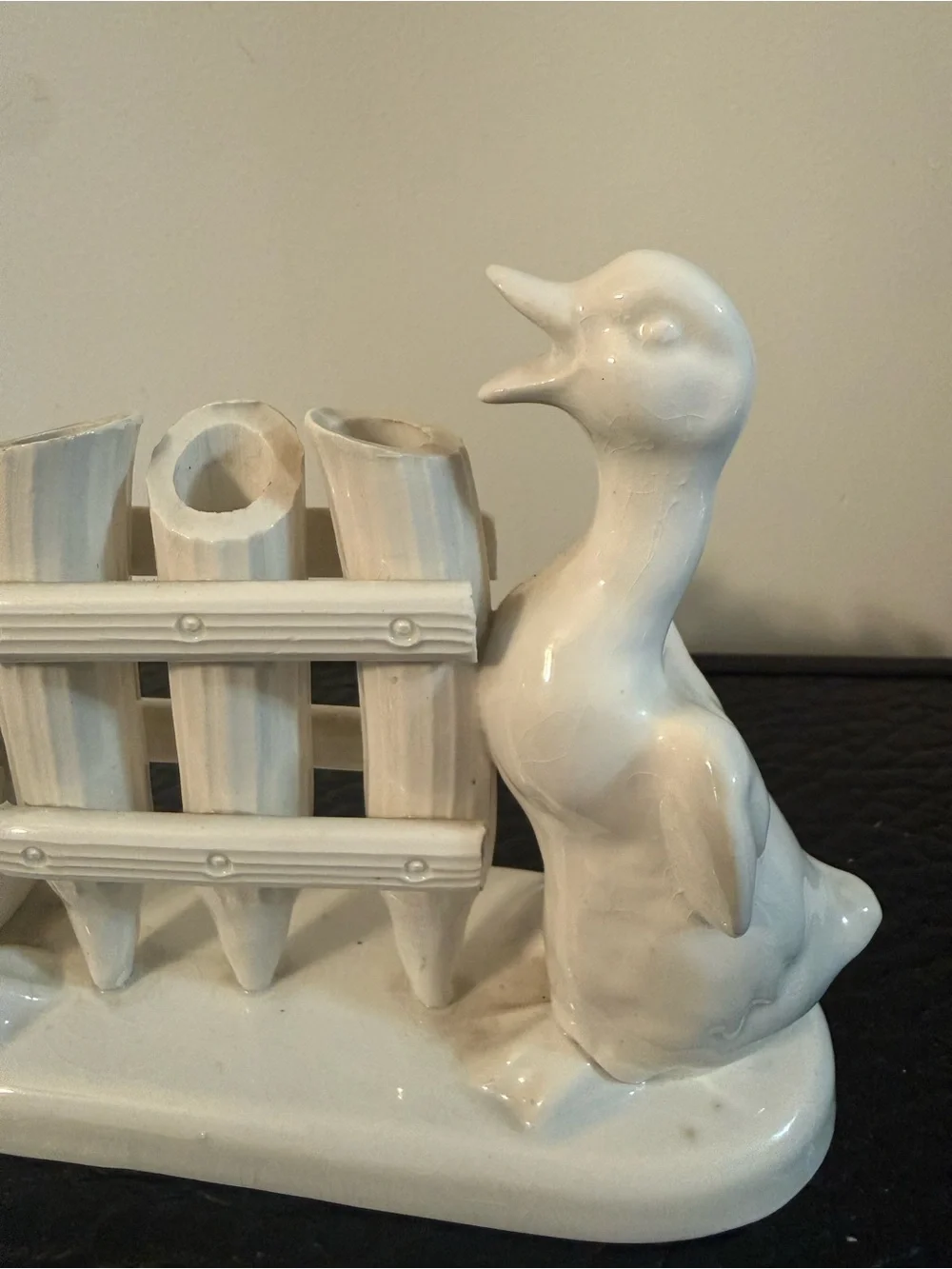 vintage ceramic toothbrush holder two ducks flanking a fence-like structure.
